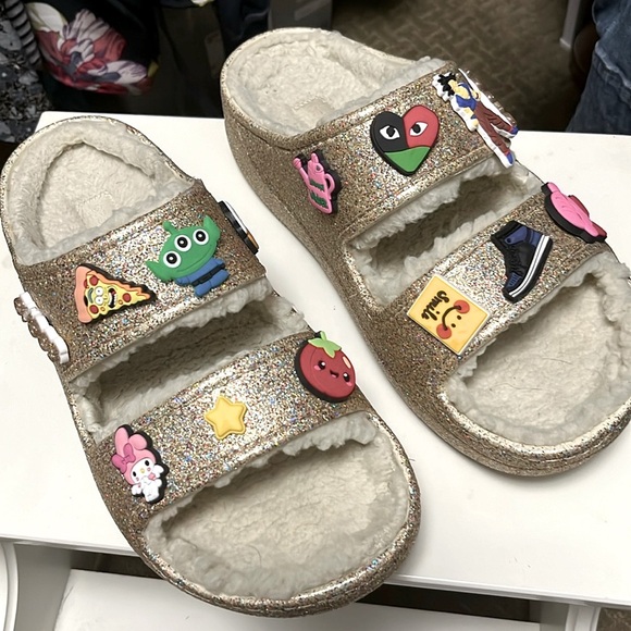 Crocs Size Women’s 9 NWOT With Lamb Lining - Picture 2 of 7